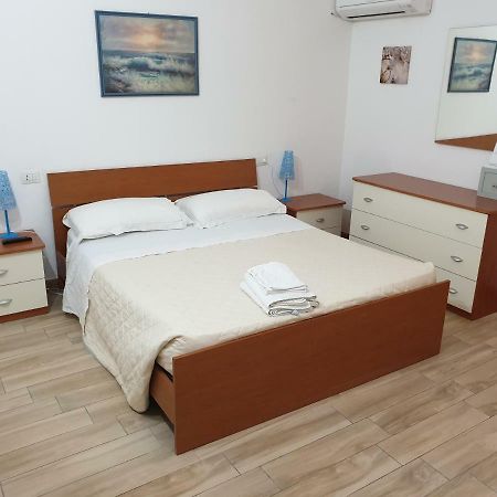 Guest House Tra Rocce E Mare Ла Мадалена Екстериор снимка