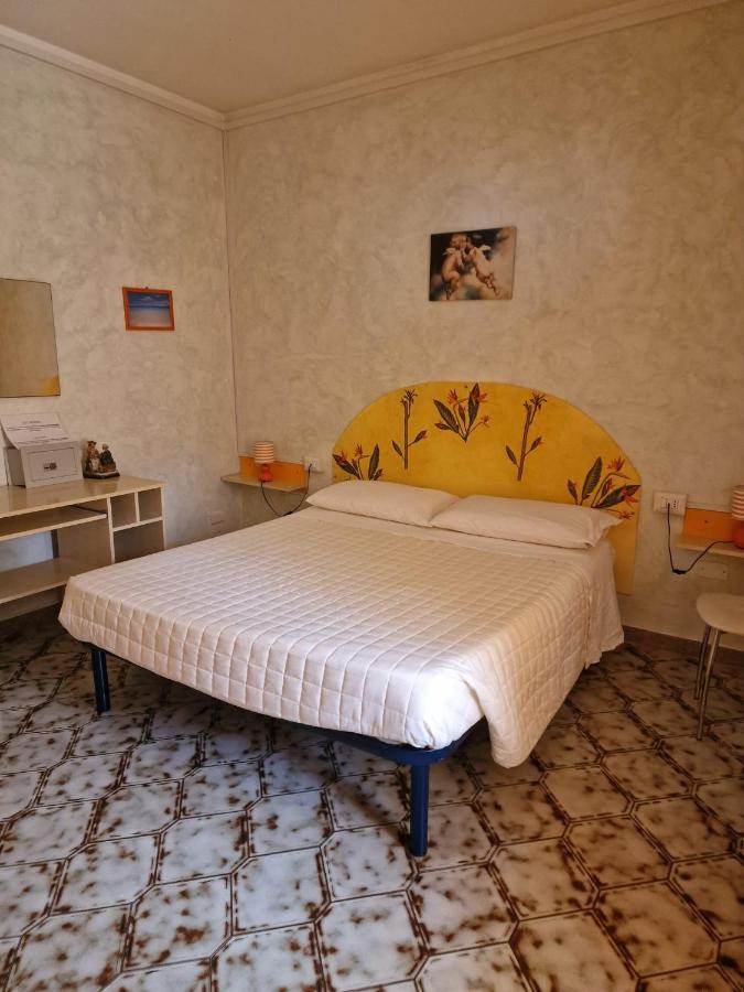 Guest House Tra Rocce E Mare Ла Мадалена Екстериор снимка