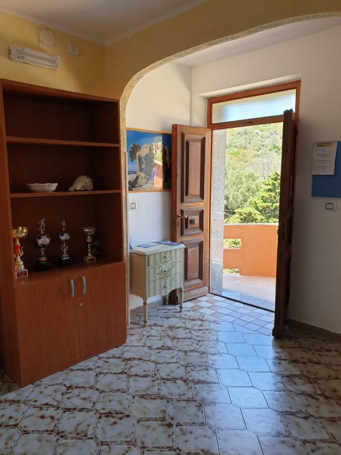 Guest House Tra Rocce E Mare Ла Мадалена Екстериор снимка