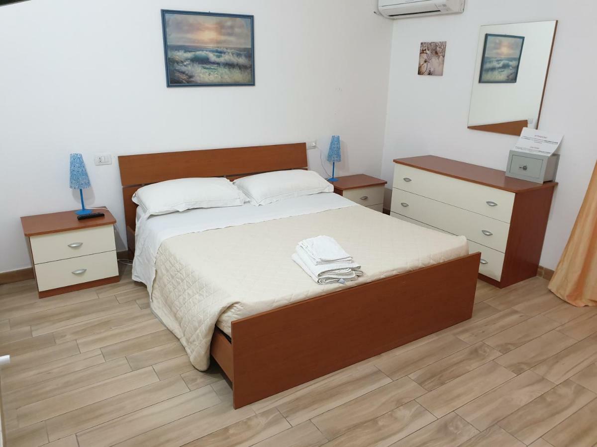 Guest House Tra Rocce E Mare Ла Мадалена Екстериор снимка